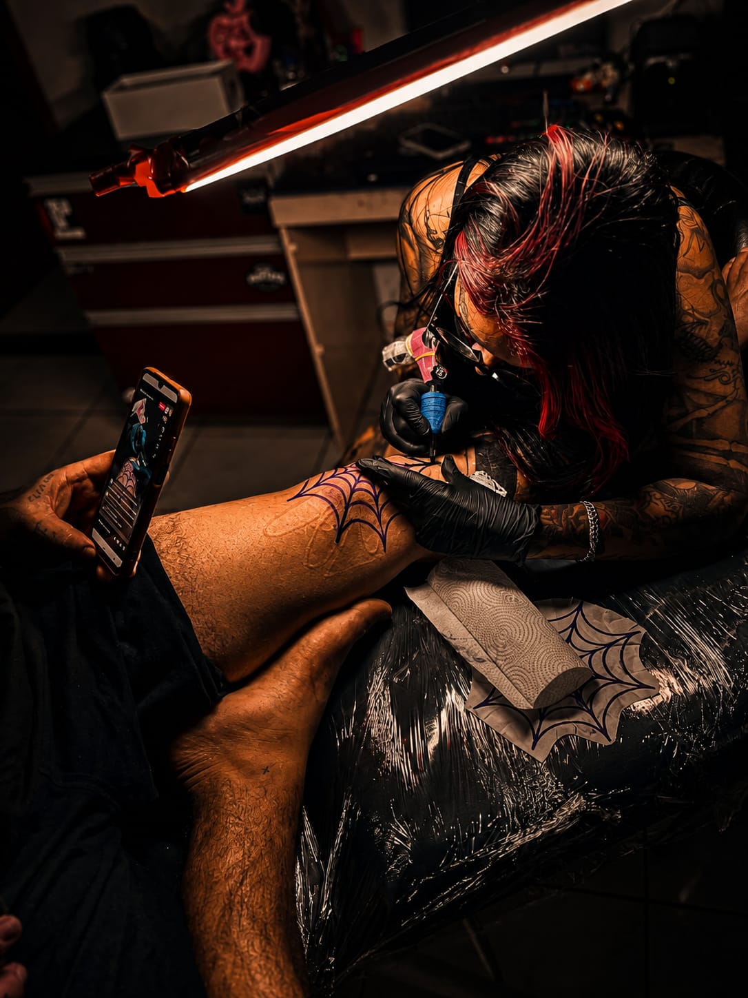Raquel tatuando uma cliente no Distrito 61