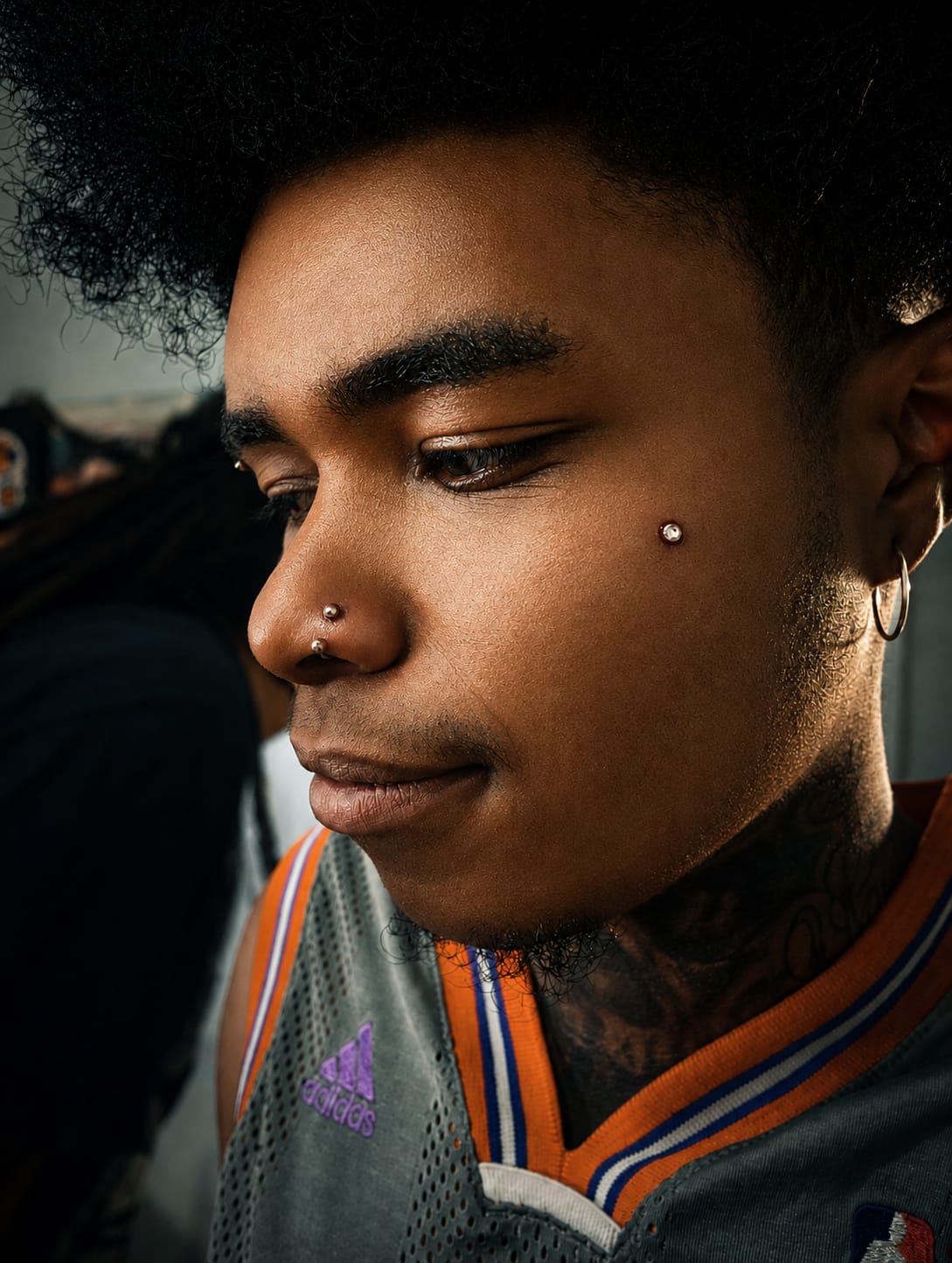Piercing de nariz e bochecha
