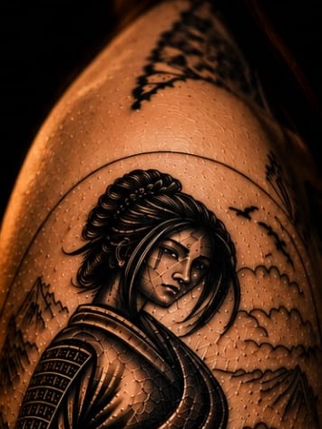 Tatuagem de gueixa samurai em realismo no braço